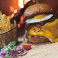 Burger bei Pizzeria Bellaeva